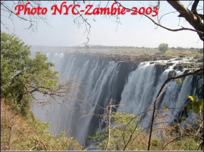 Quelles sont ces célèbres chutes d'eau du fleuve Zambèze en Zambie, hautes de 108 mètres ?