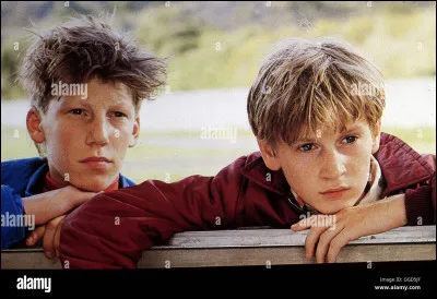 Quel acteur français a fait ses premiers pas dans le film "La Vie est un long fleuve tranquille" ?