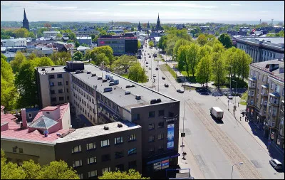 Dans quel pays se trouve Liepaja, ville de 65 000 habitants ?