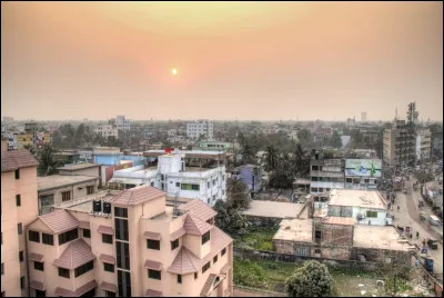 Dans quel pays se trouve Khulna, ville de 1,3 million d'habitants ?