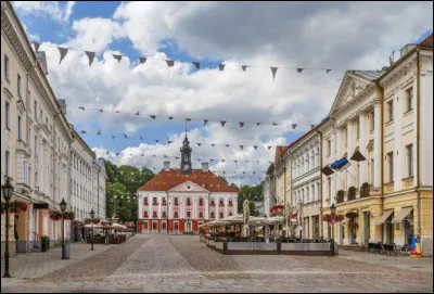 Dans quel pays se trouve Tartu, ville de 90 000 habitants ?