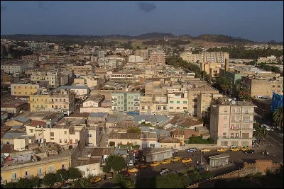 Dans quel pays se trouve Asmara, ville de 1 million d'habitants ?