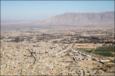 Dans quel pays se trouve Quetta, ville de 1 million d'habitants ?