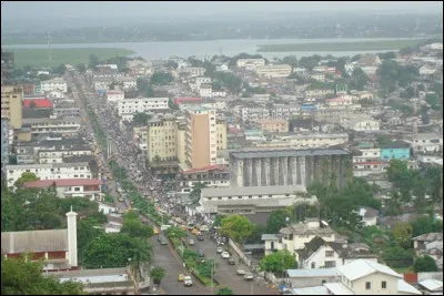 Dans quel pays se trouve Monrovia, ville de 1 million d'habitants ?