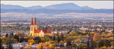 Dans quel pays se trouve Helena, ville de 32 000 habitants ?