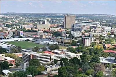 Dans quel pays se trouve Bloemfontein, ville de 250 000 habitants ?