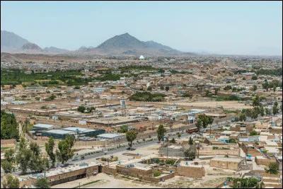 Dans quel pays se trouve Kandahar, ville de 600 000 habitants ?