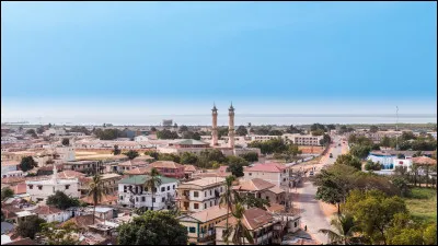 Dans quel pays se trouve Banjul, ville de 32 000 habitants ?
