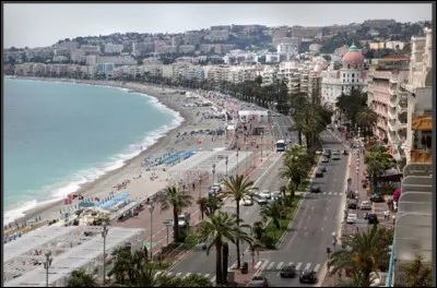 Qui a démarré sa carrière comme speakerine à Nice sur la chaîne régionale de l'ORTF début des années 70 ?