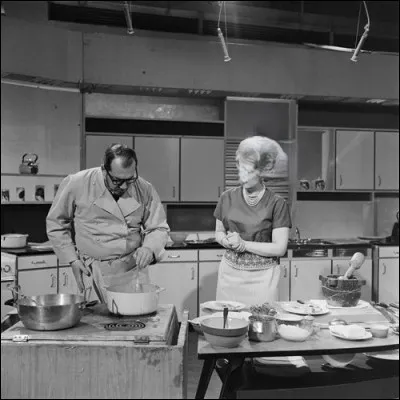 Quelle ancienne speakerine a également animé l'émission culinaire 'Art et magie de la cuisine' pendant 13 ans, aux côtés du chef Raymond Oliver ?