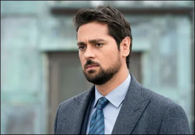 Dans la question précédente, qui est la personne à côté de Michaela ?