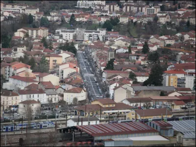 Quelle est cette ville de 14 800 habitants, important noeud ferroviaire, située au pied des contreforts occidentaux du Jura, au débouché de la cluse de l'Albarine ?