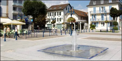 Quelle est cette ville de 10 000 habitants, station thermale, située sur la frontière avec la Suisse, entre le pied du Jura et le lac Léman ?