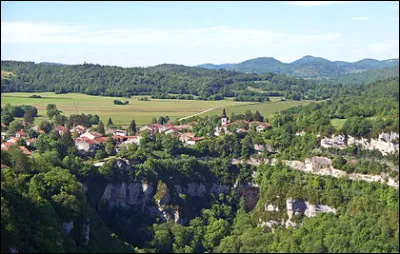 Quelle est cette région naturelle du centre du département qui correspond aux premiers contreforts de l'ouest du massif du Jura ?
