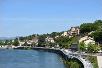 Quelle est cette petite ville de 7 000 habitants, située dans le sud-ouest du département, sur les rives de la Saône ?