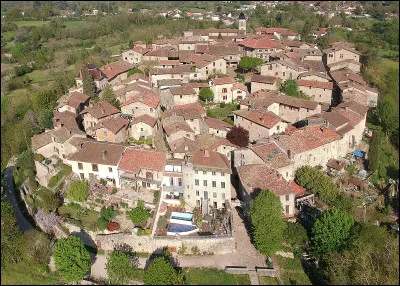 Quel est ce village du sud du département, qui a conservé des remparts et des maisons du XVe siècle ?