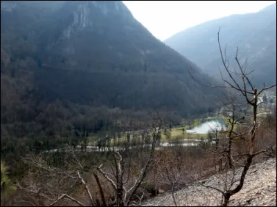 Quelle est cette rivière, longue de 59 km qui prend sa source à 950 m d'altitude dans le sud du massif jurassien, traverse la cluse des hôpitaux, arrose Saint-Rambert et se jette dans l'Ain ?