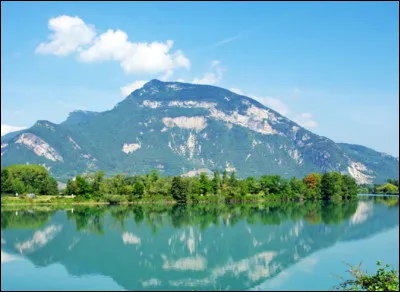 Quel est ce sommet du massif du Jura, culminant à une altitude de 1 534 m, qui domine la haute vallée du Rhône et le lac du Bourget ?