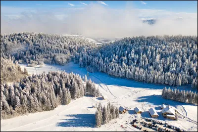 Quelle est cette commune du Haut-Bugey, située à une moyenne de 850 mètres d'altitude sur un plateau connue pour ses pistes de ski de fond ?