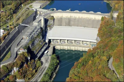Quel est ce grand barrage hydro-électrique construit sur le Rhône, mis en service en 1948, emblématique de la croissance et des aménagements des Trente Glorieuses ?