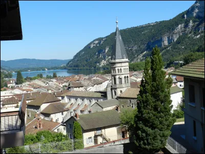 Quelle est cette petite sous-préfecture de 3 400 habitants, située dans une cluse, au bord de son lac ?