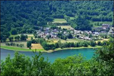 Je vous emmène au bord du lac de Génos-Loudenvielle, à Génos. Village à la frontière espagnole, dans la Pays d'Aure, il se situe dans le département ...