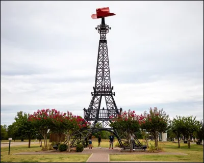 Dans quel État des États-Unis la ville de Paris, rendue célèbre au cinéma par Wim Wenders, se trouve-t-elle ?