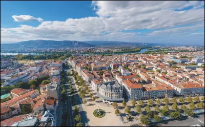 Dans quel département français se trouve Valence, homonyme d'une grande ville espagnole ?
