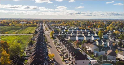 Près de quelle grande ville d'Amérique du Nord se trouve Laval, homonyme de la préfecture de la Mayenne ?