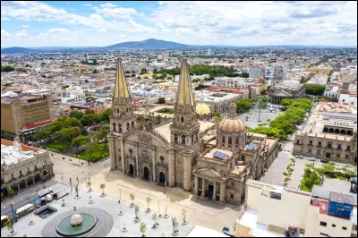 Dans quel pays se situe la ville de Guadalajara, capitale de lÉtat de Jalisco, homonyme d'une ville espagnole de Castille ?
