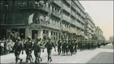 Toulon est, le 26 août, la première grande ville de la côte méditerranéenne à être libérée : en quelles circonstances ?