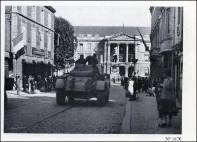 Quelle est cette ville qui, pourtant située en Normandie, doit attendre le 30 août pour sa libération avec l'entrée des troupes canadiennes dans la ville ?