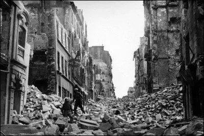 Cette autre ville portuaire est libérée le 18 septembre, au terme d'une bataille de plus d'un mois entre les Alliés et les troupes allemandes, qui laissent la ville totalement détruite :