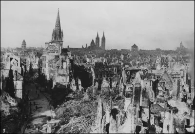 C'est, le 20 juillet, la première préfecture libérée ; mais après des jours d'intenses combats, la ville est un champ de ruines : c'est ...