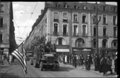 Cette ville est libérée le 4 août par l'action conjointe des FFI et de l'armée du général Patton. Le gouvernement provisoire de la République française y installe son premier Commissaire Régional de la République : c'est ...