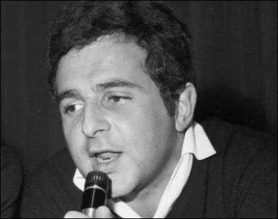 Qui est ce chanteur, interprète du titre ''Nouvelle Vague'' ?