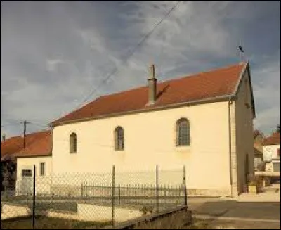Nous sommes en Bourgogne-Franche-Comté, devant la chapelle Sainte-Marie-Madeleine, à Charmoille. Village de l'aire d'attraction Vésulienne, il se situe dans le département ...