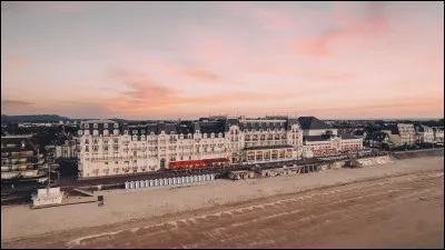 Quelle est cette station balnéaire, créée comme la précédente sous le Second Empire, séparée de la station voisine d'Houlgate par l'embouchure de la Dives ?