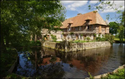 Quelle est cette petite région de l'est du département, pays de bocage et d'élevage ?