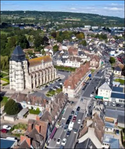 Quelle est cette petite ville de 5 000 habitants située dans la vallée de la Touques, au coeur du pays d'Auge ?