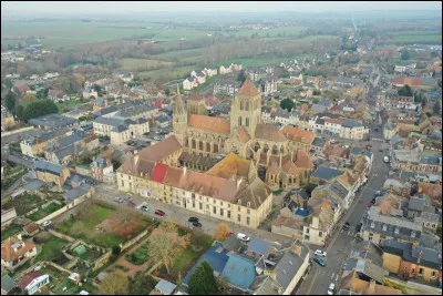 Quelle est cette ville connue pour son abbatiale et ses anciennes halles ?