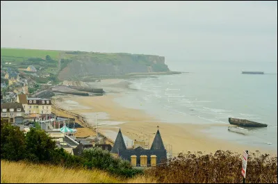 Quelle est cette commune côtière, restée célèbre comme étant un des lieux historiques du débarquement du 6 juin 1944, notamment pour le port artificiel qui y a été installé ?