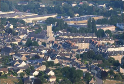 Quelle est cette petite ville de 4 000 habitants, située dans le sud du département, dont l'histoire récente a été marquée par l'industrie de l'amiante ?