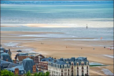 Quel nom donne-t-on à la partie de la côte normande qui va de l'estuaire de la Seine à l'embouchure de l'Orne ?