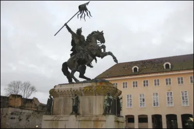 Quel est ce personnage historique né à Falaise au XIe siècle, représenté dans sa ville natale par cette statue du XIXe ?