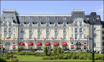 Quel écrivain a résidé au Grand-Hôtel de Cabourg et a fait de la ville, qu'il appelle Balbec, le cadre de son deuxième roman ?