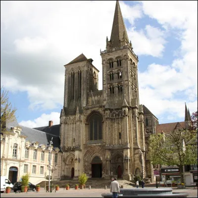 Quelle est cette ville, sous-préfecture et principale ville de l'est du Calvados avec 20 000 habitants ?