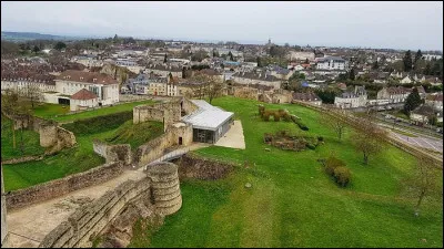 Quelle est cette ville de 7 700 habitants, située dans le sud du département, dominée par son château-fort ?