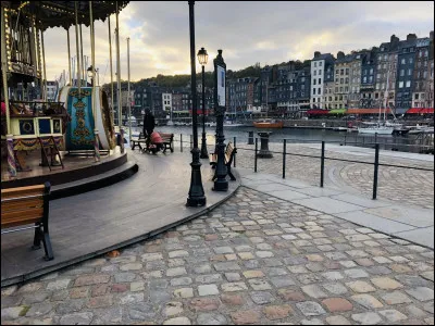 Quelle est cette ville de 7 000 habitants, petit port situé sur l'estuaire de la Seine, en face du Havre ?
