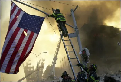 Quel est le nombre de pompiers ayant péri en essayant de sauver les victimes ?